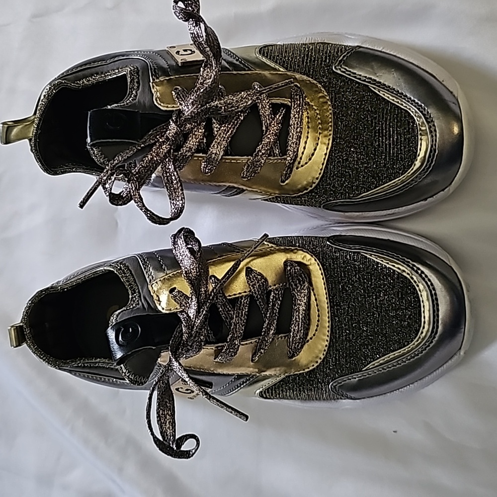 GBG women's shoes size 7.